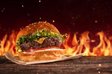 Glanzvoller Gastronomiecharakter in Rubinrot. Dieser Airstream hat eine Edelstahlausstattung, die sich manche wünschen würden.Die Länge misst 4.50 Meter - ohne Deichsel, Sonderausstattung